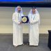 سعادة سلطان السماحي رئيس اتحاد الإمارات للسباحة يكرم سباح المنتخب الوطني السابق محمد جاسم