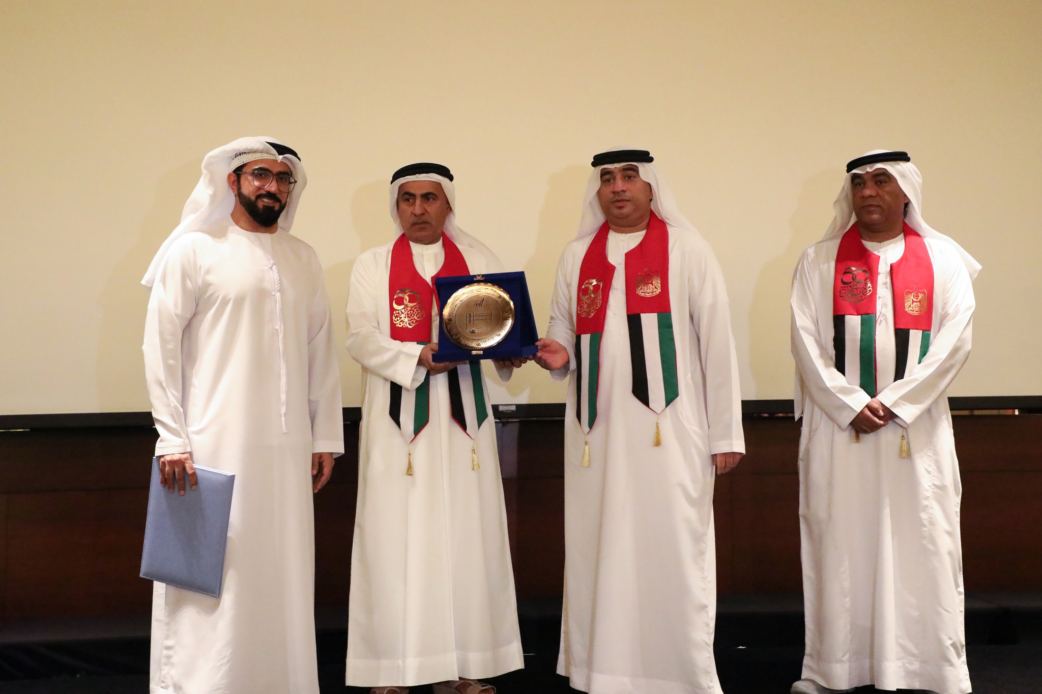 التكريم يشمل الهيئة العامة للرياضة بتواجد سعادة خالد المدفع كما كان هناك تكريم للجنة الأولمبية الوطنية ومثلها سعادة محمد سعيد بن درويش المدير التنفيذي