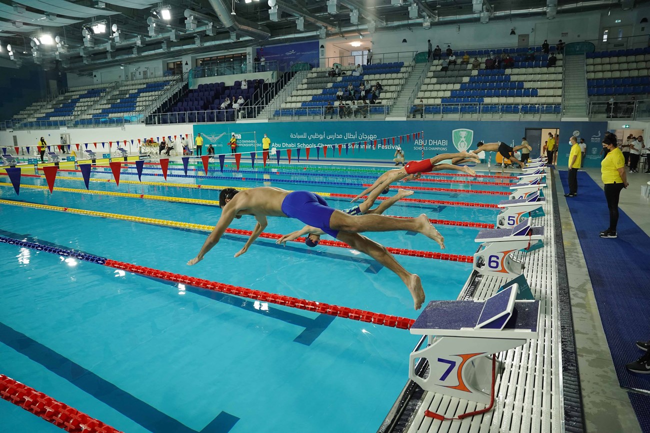 مشاركة طلابية مميزة في مهرجان أبطال مدارس أبوظبي للسباحة